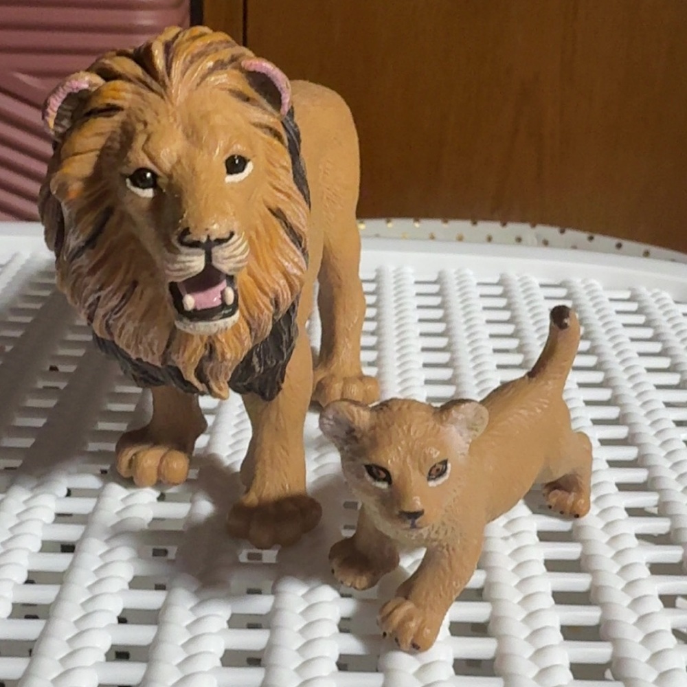 18 Realistic Animals Figurines